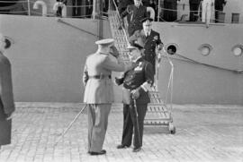 Llegada del Almirante de la Marina al Puerto de Málaga para presidir la Regata. Enero de 1954. Málaga. España.