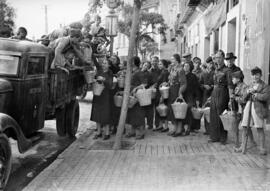 Recogida de alimentos para los combatientes del bando sublevado contra la República Española. Hacia 1938. Málaga, España.