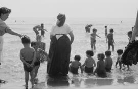 Niños del Grupo escolar "Santa Luisa de Marillac". Sor Montserrat Ballesteros Torralba. Balneario de San Patricio. Agosto de 1970. Málaga, España