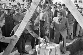 El gobernador civil, Manuel García del Olmo en la bendición y colocación de la primera piedra del grupo escolar en Fuengirola. Málaga. Febrero de 1954. Málaga. España.