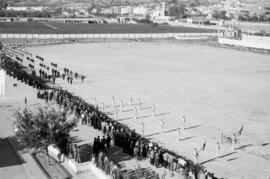 Alumnos haciendo deporte en la Escuela de Formación Profesional Francisco Franco. Abril de 1959. Málaga, España