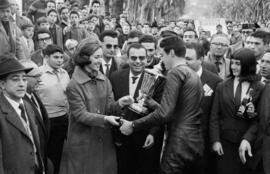 Paco González recibe el trofeo como ganador absoluto del XIV Gran Premio Motociclista de Invierno de Málaga. Febrero de 1963. Málaga (España)