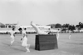 Alumnos haciendo deporte en la Escuela de Formación Profesional Francisco Franco. Abril de 1959. Málaga, España
