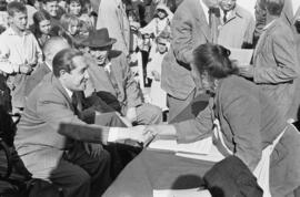 El Palo. Entrega de viviendas. 27 de diciembre de 1954. Asiste el gobernador civil, Luis Julve Ceperuelo. Málaga, España