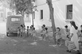 Niños del Grupo escolar "Santa Luisa de Marillac". Sor Montserrat Ballesteros Torralba. Agosto de 1970. Málaga, España