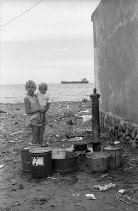 Estación del Perro. Playa. Septiembre de 1969. Málaga, España.