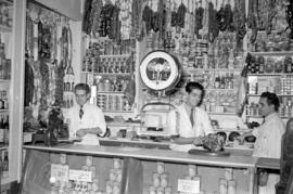 Ultramarinos Los Alpes, en calle Calderería. Abril de 1955. Málaga, España.