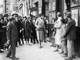 La reina Victoria Eugenia en la plaza de la Constitución. Febrero de 1926. Málaga. España. Fondo Bienvenido-Arenas 01