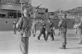 Llegada del Almirante de la Marina al Puerto de Málaga para presidir la Regata. Enero de 1954. Málaga. España.