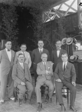 Fernando Guerrero Strachan, alcalde de Málaga en un retrato de grupo en la Caseta de Feria del Ayuntamiento. 1929. Málaga, España.