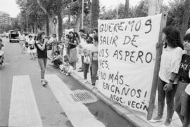 Manifestación de residentes en Los Asperones. Julio, 1988.  Parque de Málaga, España. Fondo Diario 16-01