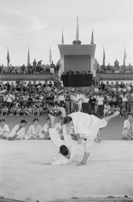 Alumnos haciendo deporte en la Escuela de Formación Profesional Francisco Franco. Mayo de 1963. Málaga, España.