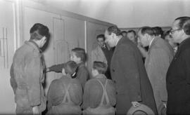 Visita a la Escuela de Formación Profesional Francisco Franco de  José Solís Ruiz, ministro-secretario general del Movimiento. Enero de 1953. Málaga, España.