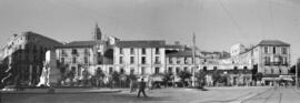 Acera de la Marina, vista desde la Alameda Principal; a la izquierda, glorieta de Marqués de Larios. 1945. Málaga, España.