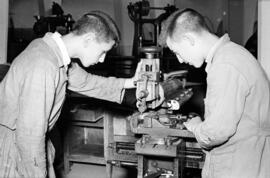 Alumnos en la Escuela de Formación Profesional Francisco Franco. Agosto de 1953. Málaga, España.