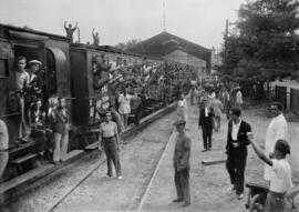 Salida de milicianos hacia el frente de guerra. Estación de Ferrocarriles.  Hacia 1936. Málaga, España.