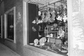 Manifestación por la autonomía de Andalucía. 1977-12-04. Málaga, España. 2.9. Destrozos en el mobiliario urbano.