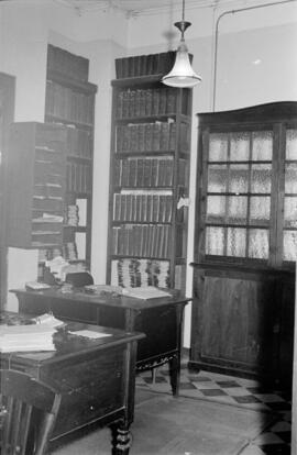 Escuela de Peritos Industriales en calle la Regente. Oficinas. Abril de 1956. Málaga (España).