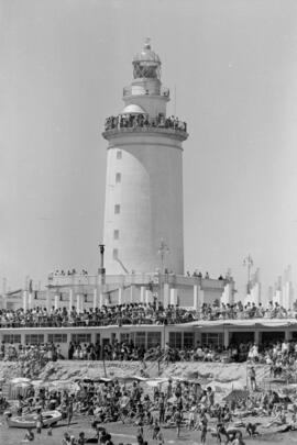 La Farola. Playas de la Malagueta. Espectáculo de saltos de paracaidistas. Agosto de 1960. Málaga, España.