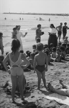 Niños del Grupo escolar "Santa Luisa de Marillac". Sor Montserrat Ballesteros Torralba. Balneario de San Patricio. Agosto de 1970. Málaga, España