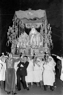 Semana Santa de Málaga. María Santísima del Rosario en sus Misterios Dolorosos y San Juan Evangelista. Martes Santo. Marzo de 1972. España.