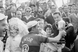 Vicente Iturat Gil recoge el premio en la VI Vuelta Ciclista a Andalucía. Etapa Málaga. Febrero, 1959. Málaga, España.