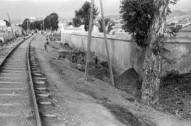 Las vías del tren de "la Cochinita" a la altura del cementerio del barrio de El Palo. Noviembre de 1959. Málaga, España.