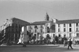 Acera de la Marina, vista desde la Alameda Principal; a la izquierda, glorieta de Marqués de Larios. 1945. Málaga, España. 01