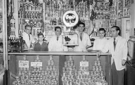 Ultramarinos Los Alpes, en calle Calderería. Abril de 1955. Málaga, España.