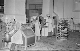 Obrador de la confitería La Imperial. Abril de 1954. España.