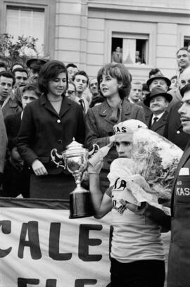 Antonio Barrutia con el trofeo al ganador de la X Vuelta Ciclista a Andalucía. Febrero de 1963. Málaga. España.
