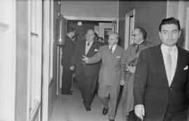 El gobernador civil, Manuel García del Olmo en el Instituto Nacional de Previsión. Bendición de ambulatorio. Febrero de 1954. Málaga (España).
