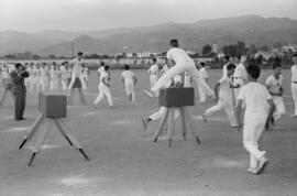 Alumnos haciendo deporte en la Escuela de Formación Profesional Francisco Franco. Mayo de 1963. Málaga, España.