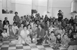 Damnificados del Arroyo del Cuarto, atendidos en la Casa Cuna tras las inundaciones de de 29 de octubre. Noviembre de 1955. Málaga, España.