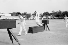 Alumnos haciendo deporte en la Escuela de Formación Profesional Francisco Franco. Abril de 1959. Málaga, España
