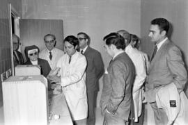 Visita del gobernador civil, Victor Arroyo Arroyo, y el presidente de la Diputación, Francisco de la Torre, a las instalaciones de la Facultad de Medicina en el Hospital Civil. Málaga. Noviembre, 1972. Málaga (España).