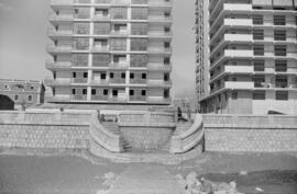 Playa de la Malagueta. Edificios en obras. Obras. Febrero de 1964. Málaga, España.