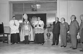El gobernador civil, Manuel García del Olmo en el Instituto Nacional de Previsión. Bendición de ambulatorio. Febrero de 1954. Málaga (España).