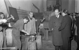 Visita a la Escuela de Formación Profesional Francisco Franco de  José Solís Ruiz, ministro-secretario general del Movimiento. Enero de 1953. Málaga, España.