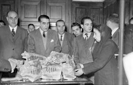 Entrega de bolsas norteamericanas con productos alimenticios en el Gobierno Civil. Enero de 1954. Málaga. España.