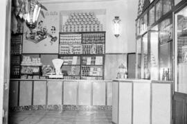 Ultramarinos La Isla de Diego Martín Caballero, en calle Ordóñez. Noviembre de 1955. Málaga, España.