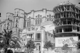 Postigo de los Abades, obras. Detrás la catedral. A la derecha, edificio calle Cortina del Muelle, número 13, en construcción. Octubre de 1963. Málaga, España.