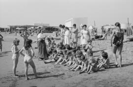 Niños del Grupo escolar "Santa Luisa de Marillac". Sor Montserrat Ballesteros Torralba. Balneario de San Patricio. Agosto de 1970. Málaga, España