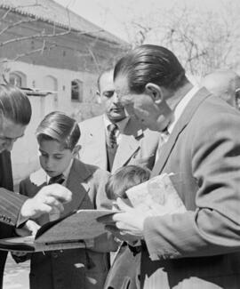 Comida a los niños en el Hogar de Fátima por el Gobernador y sus hijos. Marzo de 1954. Málaga, España.