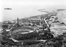 Puerto. Paseo de la Farola. Barrio de la Malagueta. Plaza de toros La Malagueta. Hacia 1910. Málaga, España.