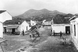 El Palo. Calle del Mar, al fondo las Cuatro Esquinas del Palo. Hacia 1910. Málaga, España. Fondo Thomas-01