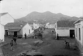El Palo. Calle del Mar, al fondo las Cuatro Esquinas del Palo. Hacia 1910. Málaga, España. Fondo Thomas-01