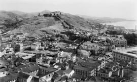 Ampliación de la calle Alcazabilla. Vista del barrio de la Alcazaba, el castillo y el monte de Gibralfaro y al fondo La Malagueta y La Caleta. Hacia 1928. Málaga (España)