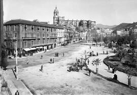 El parque y la ciudad, con el espolón de la Marina y la catedral. Hacia 1910. Málaga, España. 01
