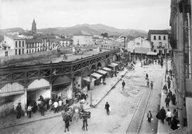 Mercado en el Pasillo de Santa Isabel. Puente peatonal sobre el río Guadalmedina. Capilla de la Aurora. Iglesia de San Pablo. Málaga, España.